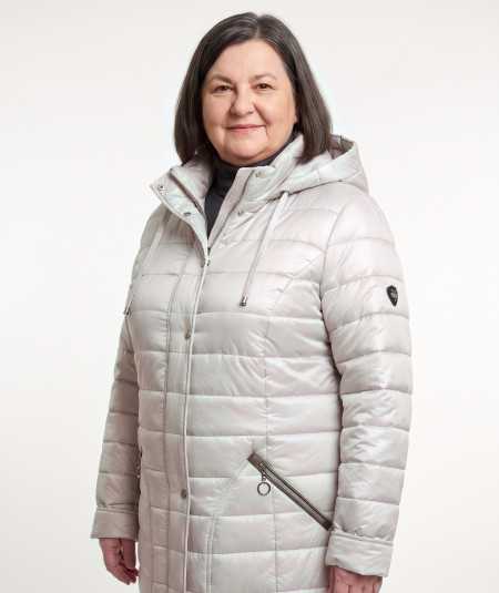 Piaskowa długa kurtka zimowa Ela Isabell na modelce plus size, czarne spodnie i botki