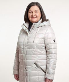 Piaskowa kurtka zimowa damska Ela na modelce, ujęcie od pasa w górę z kapturem