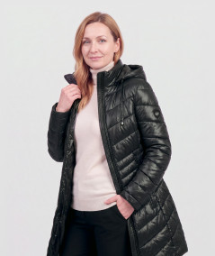 Czarna kurtka zimowa Natalia Isabell rozpięta u góry, stylizacja z kremowym golfem