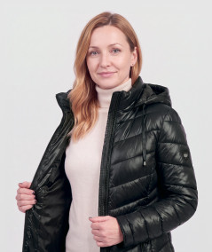 Modelka rozchyla czarną kurtkę zimową Natalia, widoczna podszewka i pikowany kaptur