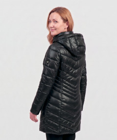 Czarna kurtka zimowa Natalia z połyskiem, modelka obrócona przez ramię, widoczny kaptur