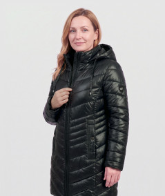 Czarna pikowana kurtka zimowa Natalia z kapturem, modelka zapina suwak