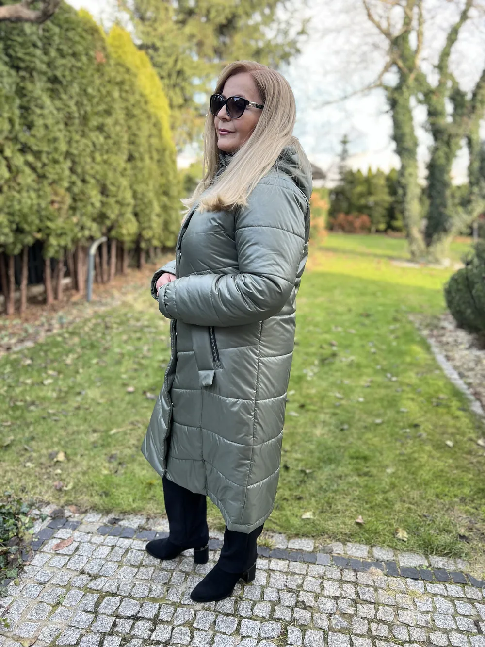 Zielona pikowana kurtka zimowa Ela, widok z przodu, czarne spodnie